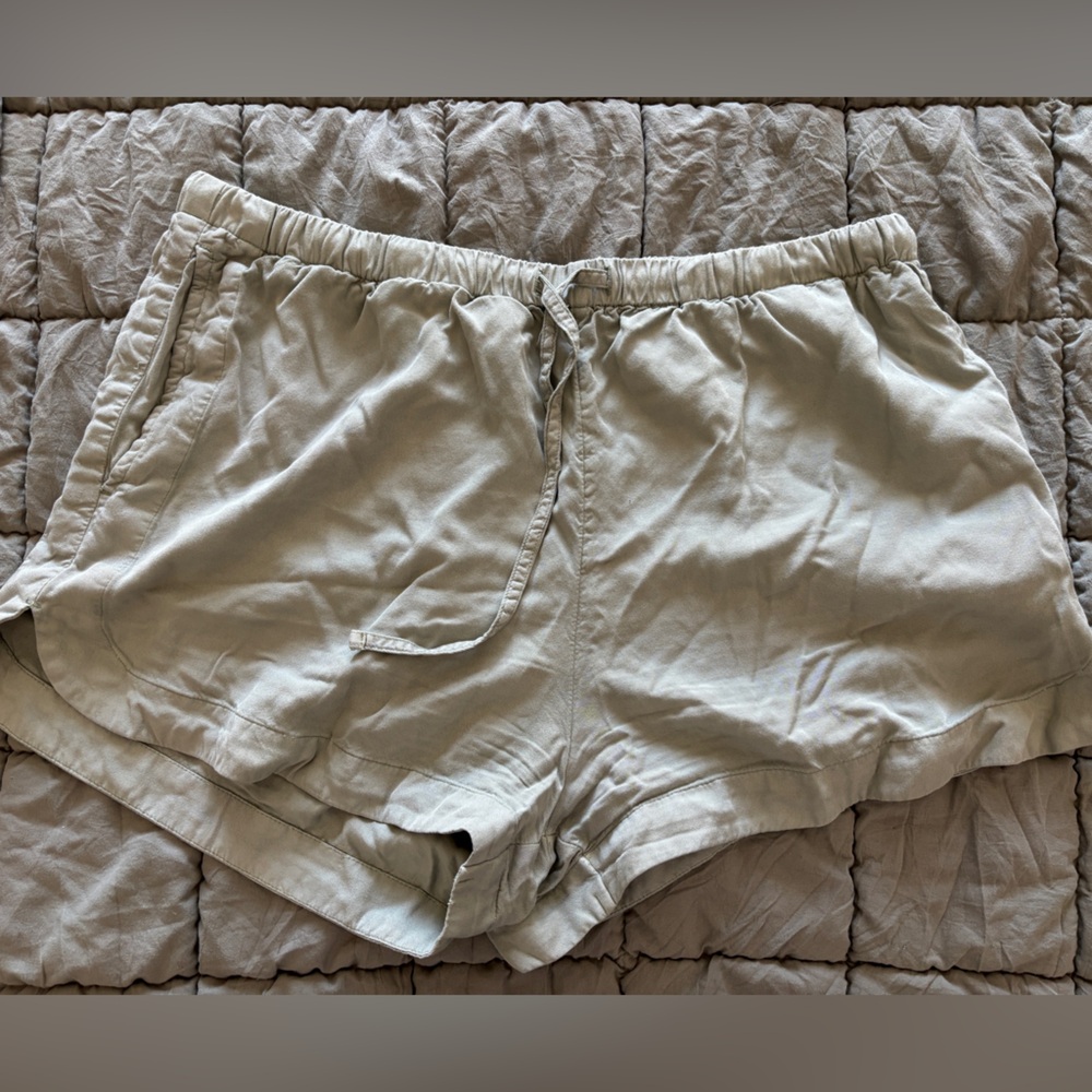 Olive green drawstring casual shorts